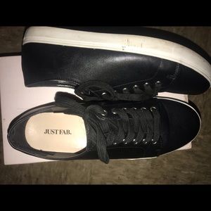 BLACK SNEAKERS